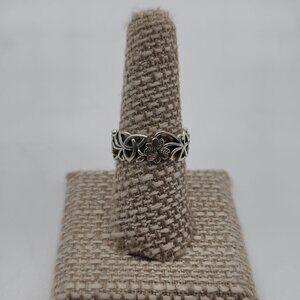 Size 8.25 Sterling Silver Beautiful Flower Celtic Band Ring A3159